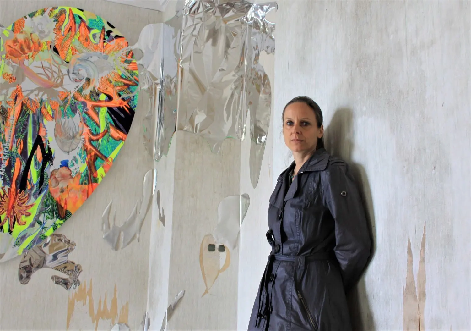 Die australisch-amerikanische Künstlerin Claudia Chaseling neben ihrem über die Abmessungen einer Wand reichenden Arbeit „blind spots“ im Rahmen der Rohkunstbau26 im Schloss Lieberose.