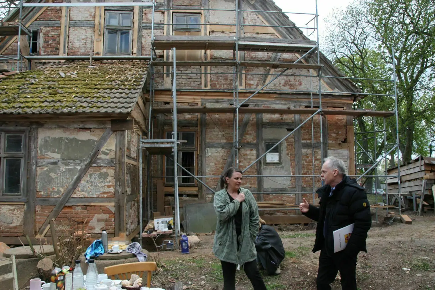Das alte Gutshaus in Bruchhagen bei Angermünde ist eines der alten Ruinen, die von den Häuserrettern vor dem Verfall bewahrt und saniert werden. Hier führt Architektin Kiri Westphal den Kreisbaudezernenten Karsten Stornowski über die Baustelle.