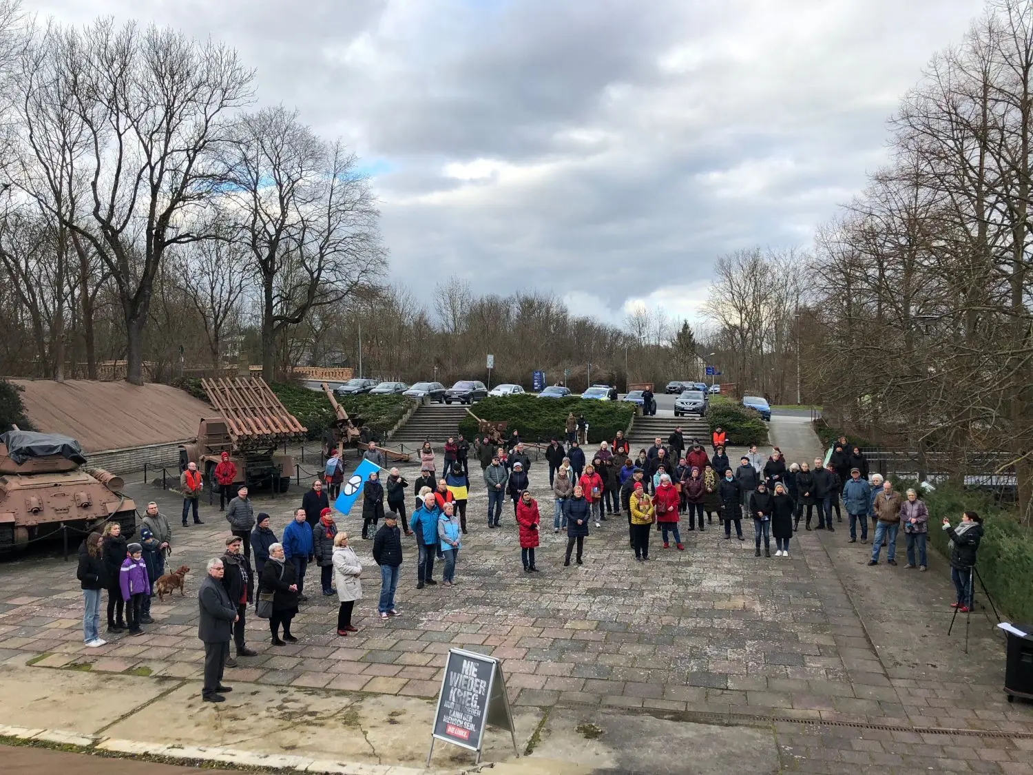 Eine Friedenskundgebung an der Gedenkstätte "Seelower Höhen". Die ausgestellten Panzer und Geschütze sollten Mittelpunkt der Planungen des Vereins Mara sein. Aus Angst sagte der Verein seine Aktion ab.