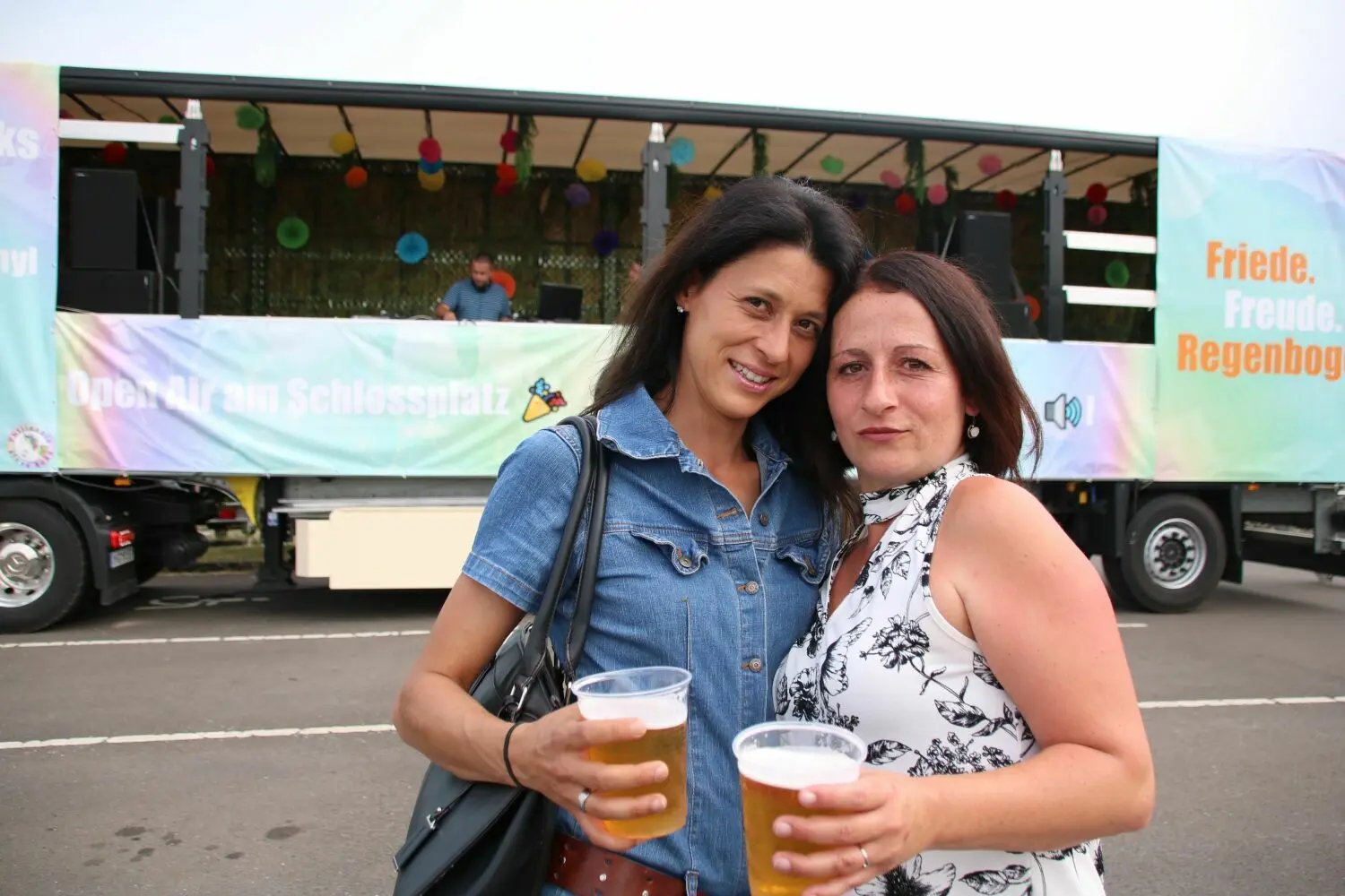 Immerhin ließen sich diese beiden Frauen den Spaß am Techno trotz leerer Tanzfläche auf dem Parkplatz nicht vermiesen.