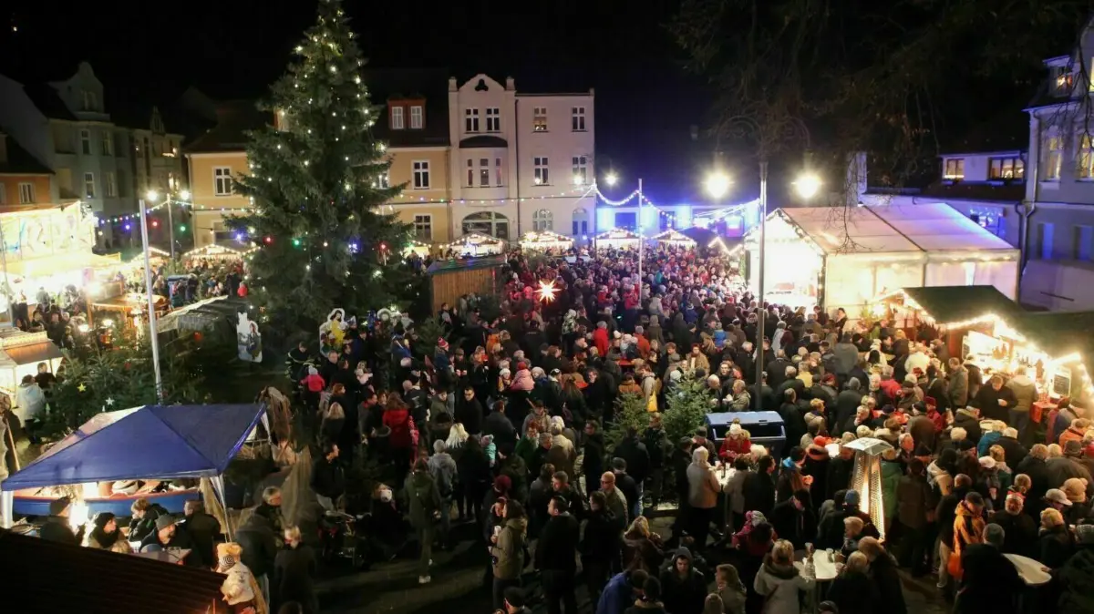 Advent in Eisenhüttenstadt: Auf dem Marktplatz im Ortsteil Fürstenberg/Oder wird auch 2022 wieder der „Fürstenberger Weihnachtsmarkt“ stattfinden. Wann ist es soweit? (Archivbild)
20. Weihnachtsmarkt in F?rstenberg - Begegnung mit Snowy und dem Weihnachtsmann