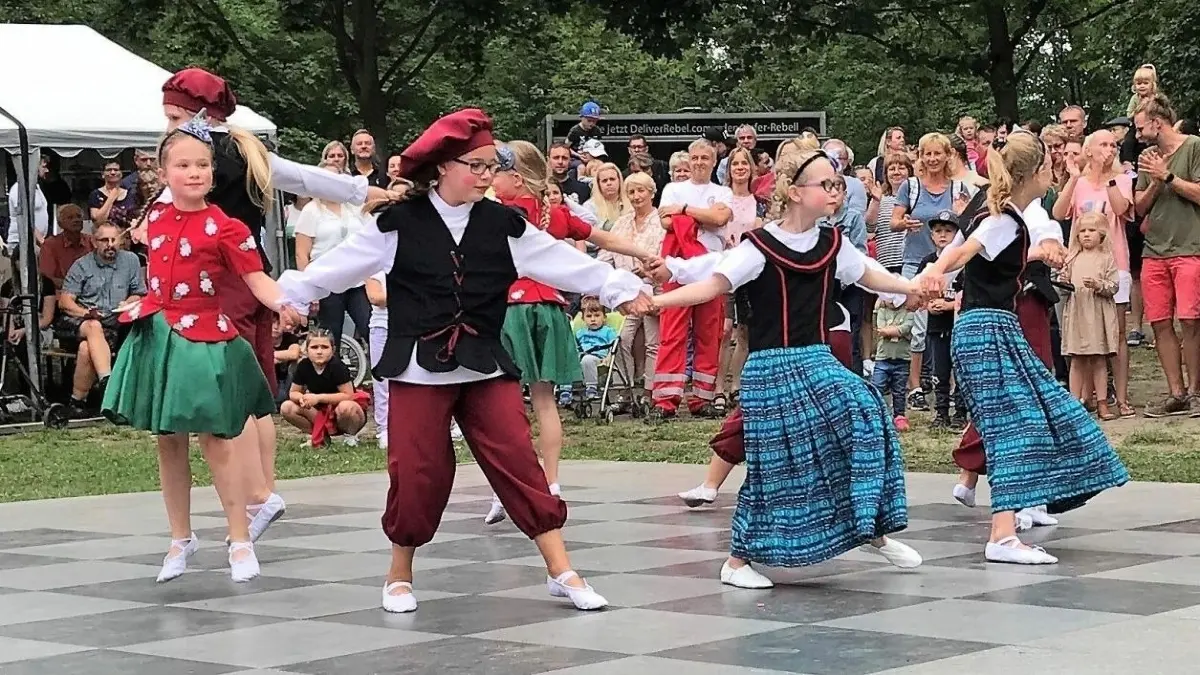 Fröhliche Tänzer: Kinder des Tanzsportvereins „Schlaubegetümmel“ Müllrose tanzen am 5. August 2023 auf dem Stadtfest „Müllroser Seezauber“. Jetzt lädt der Verein zur Jubiläumsfeier ein. Wenige Tage vor dem Fest zum 20. Geburtstag gibt es auch Enttäuschungen.
Müllrose. Müllroser Seezauber. TSV "Schlaubegetümmel" Müllrose. 05.08.2023. Foto: Frank Groneberg
Einverständnis für Veröffentlichung wurde mündlich erteilt.