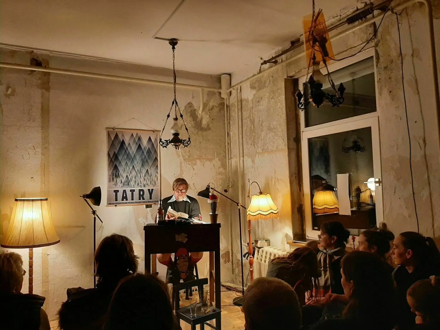 Mats Ciupka, der bekannte "Häuserretter" der Uckermark schreibt Bücher. Seine Lesungen sind Kult. Hier liest er aus seinem neuen Buch in der alten Post in Greiffenberg bei Angermünde, auch ein gerettetes Denkmal in Brandenburg.