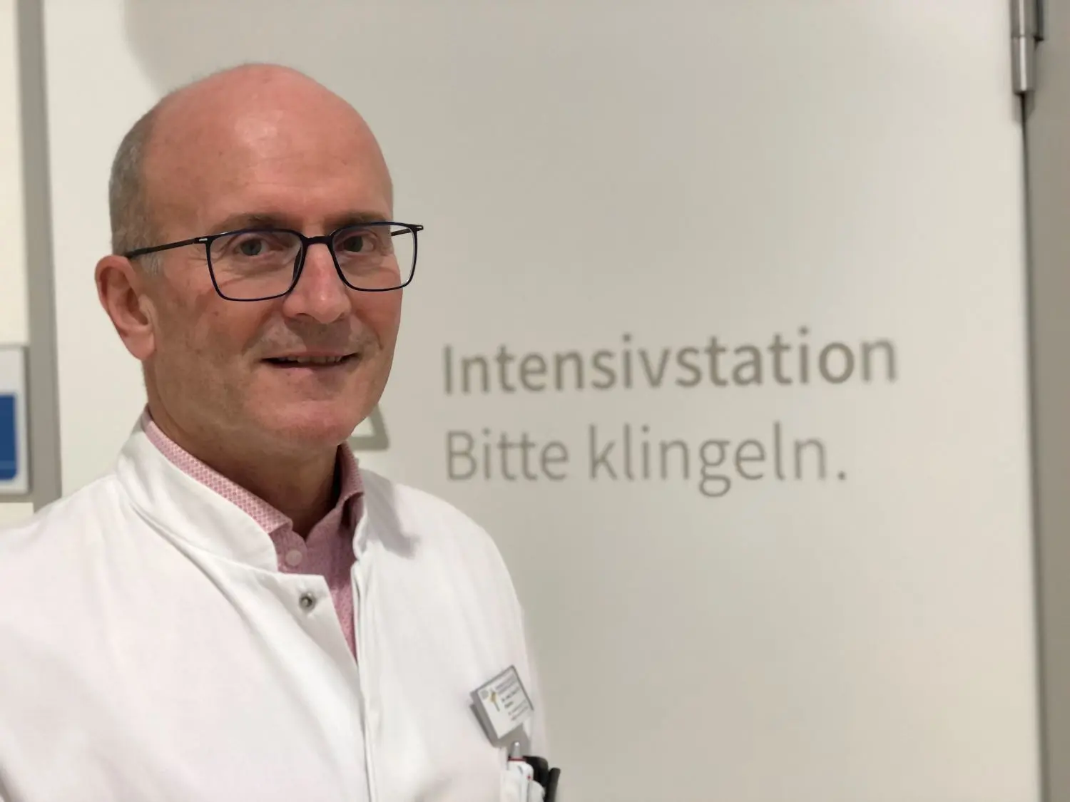 Dr. Georg Fritz, Chefarzt der Abteilung Intensivmedizin am Immanuel Klinikum und Herzzentrum Bernau. Der 62-Jährige ist zudem Sprecher des Netzwerkes „Save Berlin/Brandenburg“, einem Zusammenschluss von Intensivstationen in Brandenburg und Berlin.