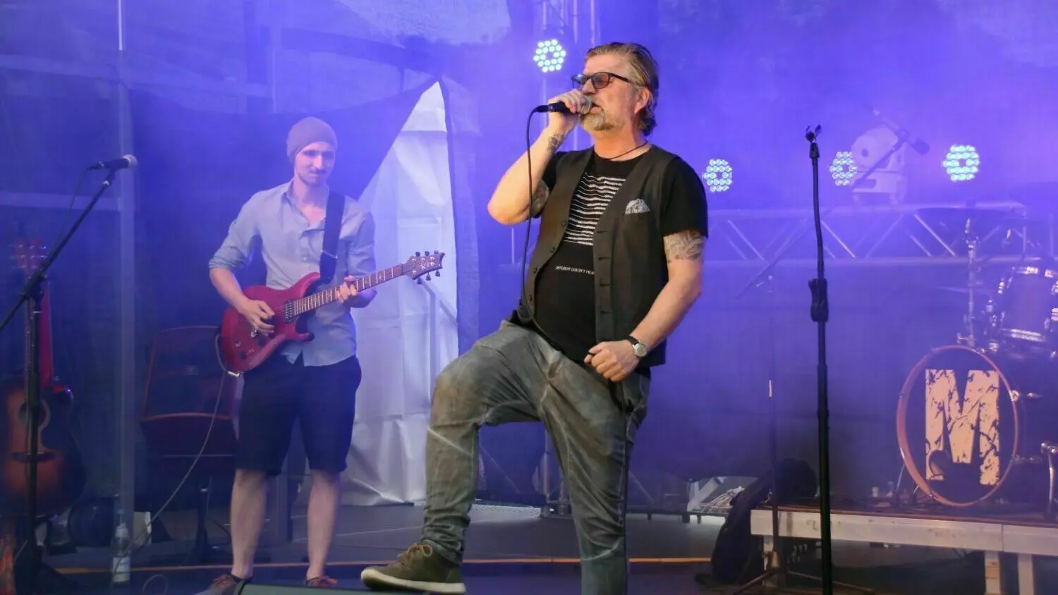 Der Freitagabend gehört den Oranienburger Bands. Auf der Schlossplatzbühne waren unter anderem Firepot und Die Muetzen zu hören. Anschließend gab es House und Techno.