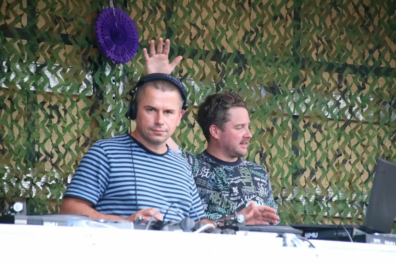 Technotruck am Schlosshafen mit den DJs Mike La Funk und Master Danyl. Leider blieb das tanzwütige Publikum zunächst aus.