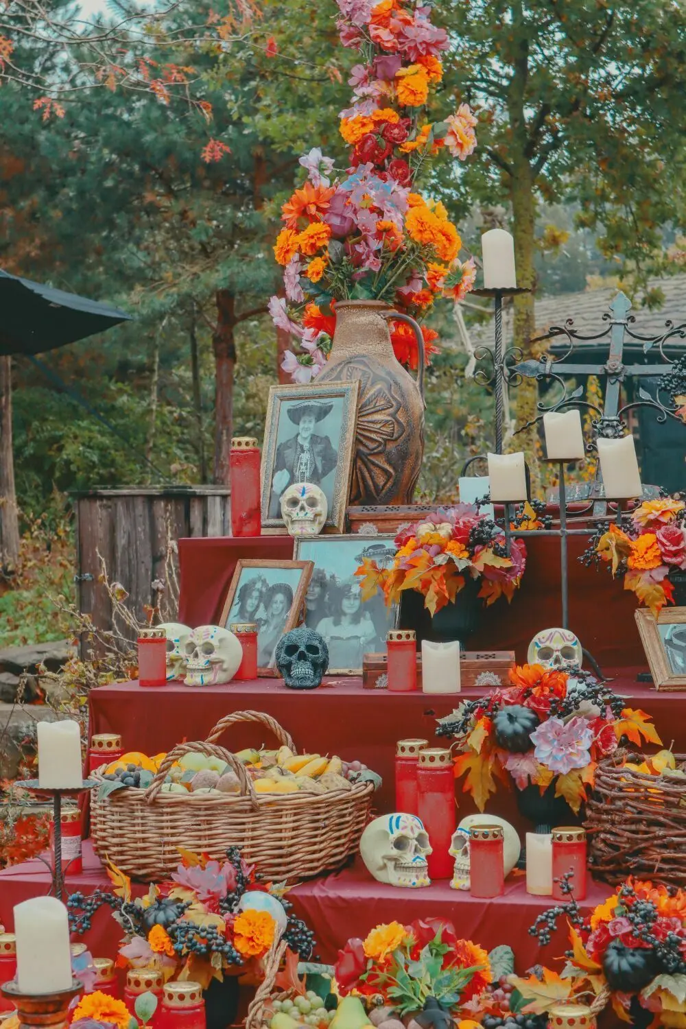 Eine Dekoration zum mexikanischen „Día des los Muertos“ im Freizeitpark Toverland in den Niederlanden