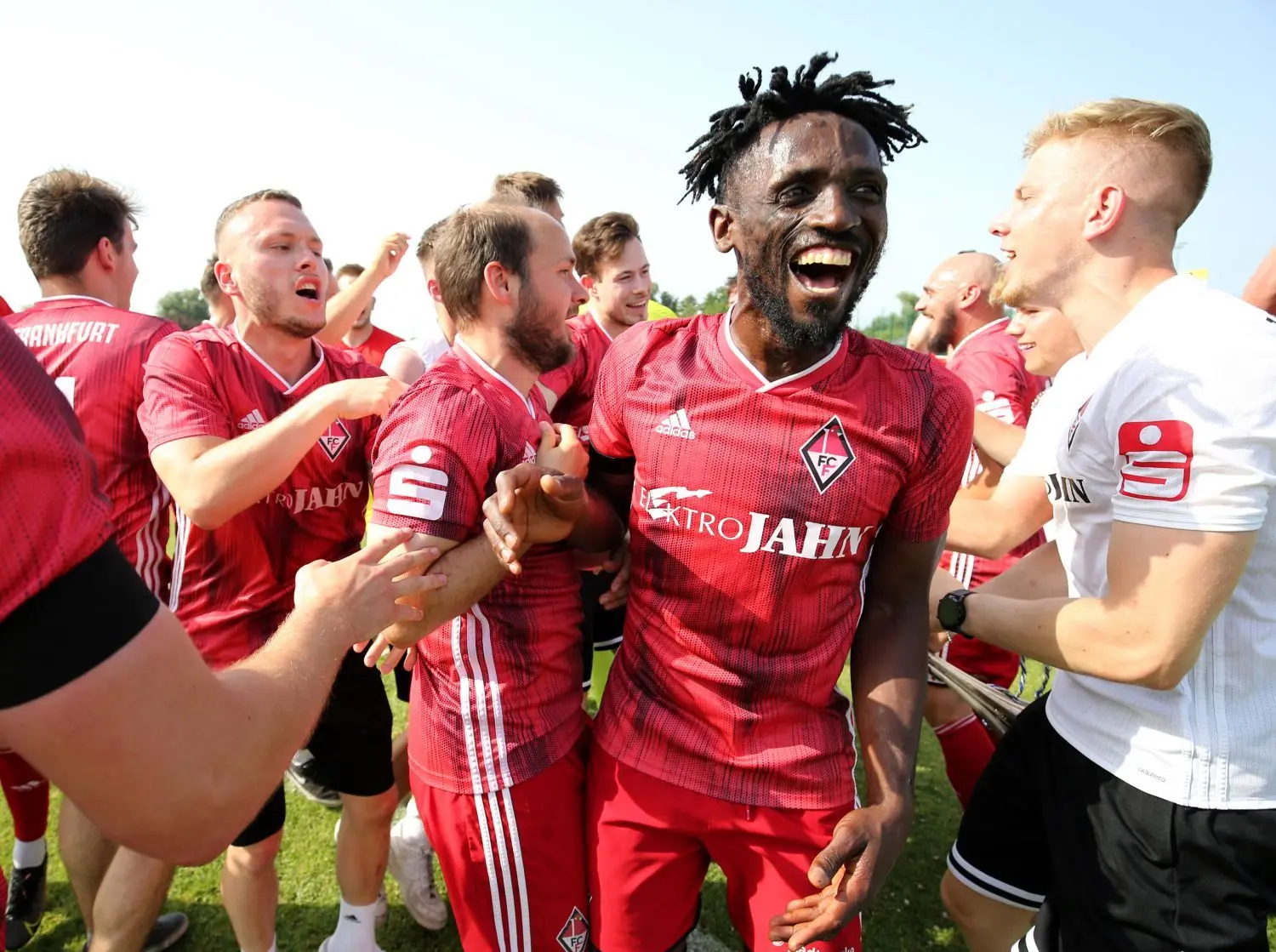 Jubel: Der letzte Spieltag der Fußball-Brandenburgliga ist vorbei. Vor allem beim 1. FC Frankfurt ist der Jubel groß.