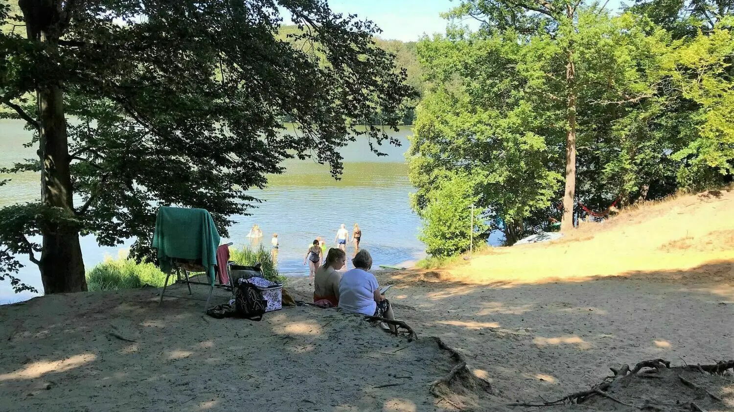 Entspannung auch im Schatten: Die Badestelle am Naturcampingplatz „Großer Treppelsee“ ist idyllisch gelegen.