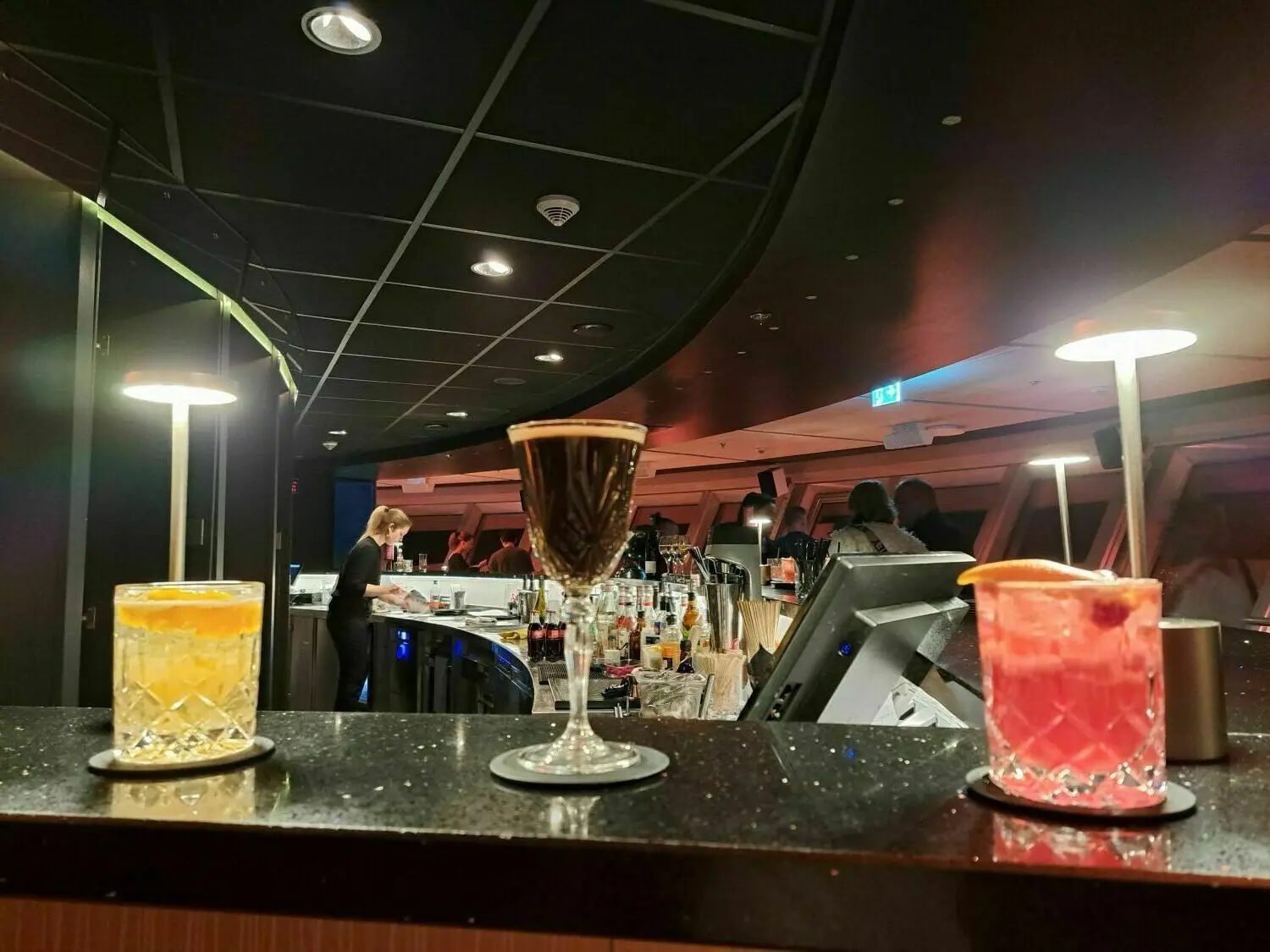 In der Bar 203 auf dem Berliner Fernsehturm gibt es eine neue Cocktailkarte.