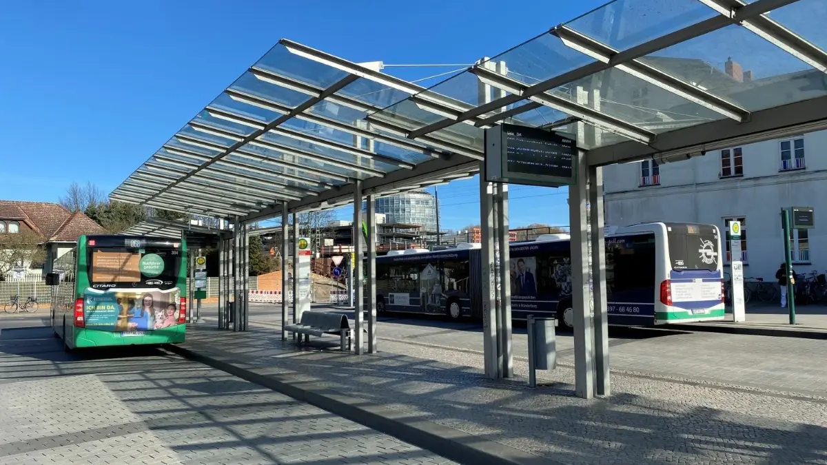 Vom Bahnhof Bernau starten Busse ab Dezember auch nach Oranienburg. Doch hält er auch in allen Orten dazwischen. Noch gibt es Lücken im Fahrplan. Und das sorgt für Frust.
Busbahnhof am Bahnhof Bernau, 16.3.23