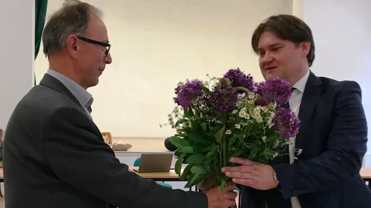 Mario Quast (r.) wurde im Mai 2020 zum Amtsdirektor des Schlaubetals gewählt, hier bei der Gratulation.
Müllrose. Wahl Amtsdirektor. Wolfgang Beitsch (l) gratuliert Mario Quast. 19.05.2020. Foto: Frank Groneberg
Einverständnis für Veröffentlichung wurde mündlich erteilt.