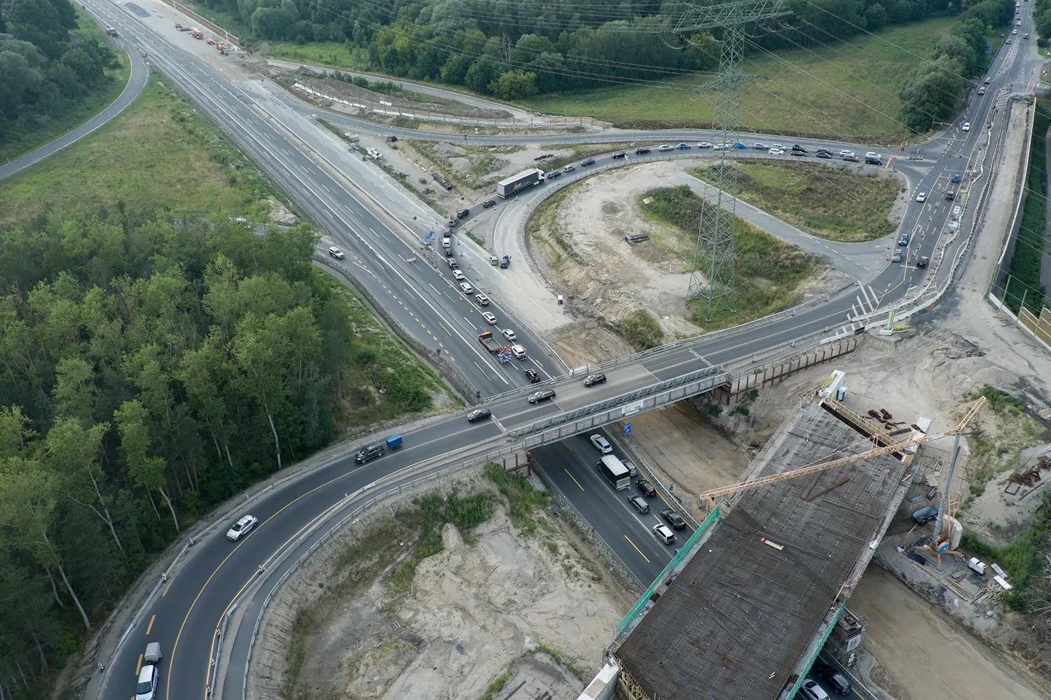 Aus der Drohnenperspektive sind die Dimensionen des A10-Ausbaus an der Anschlussstelle Birkenwerder deutlich zu sehen. Unten rechts ist die neue B96-Brücke zu erkennen. Das Foto entstand im Sommer.