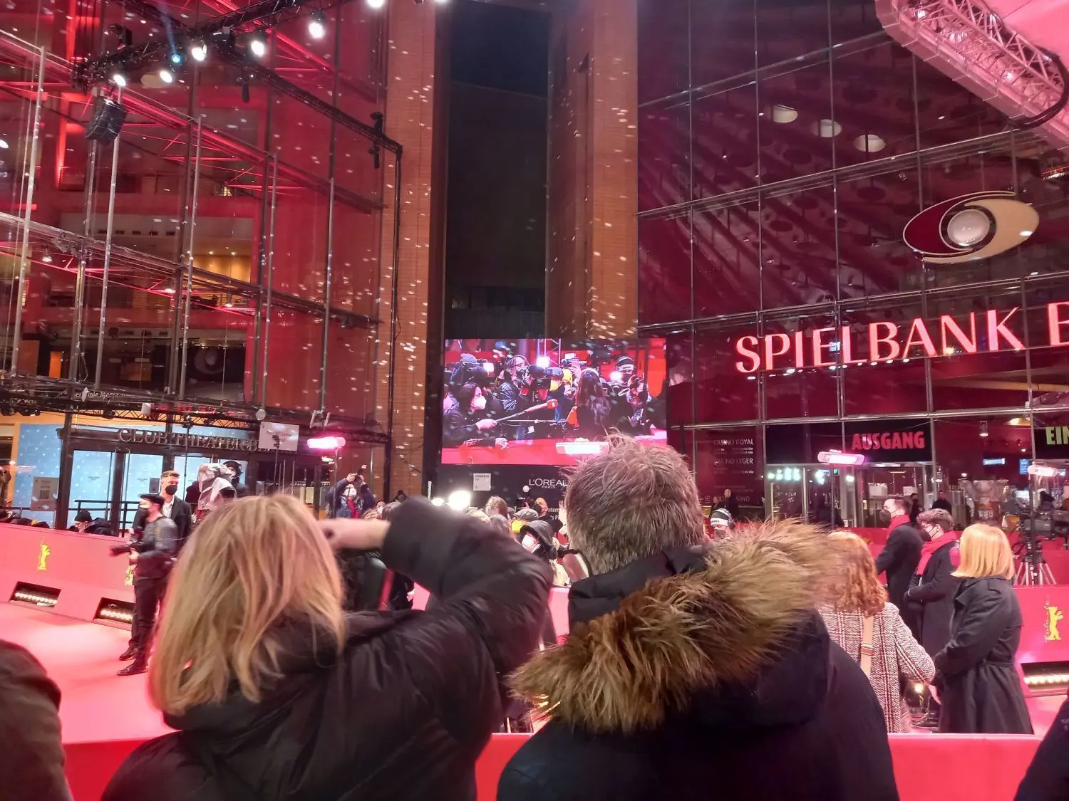 In der „Fan-Zone“ der Berlinale in Berlin haben Besucher einen guten Blick auf den roten Teppich.