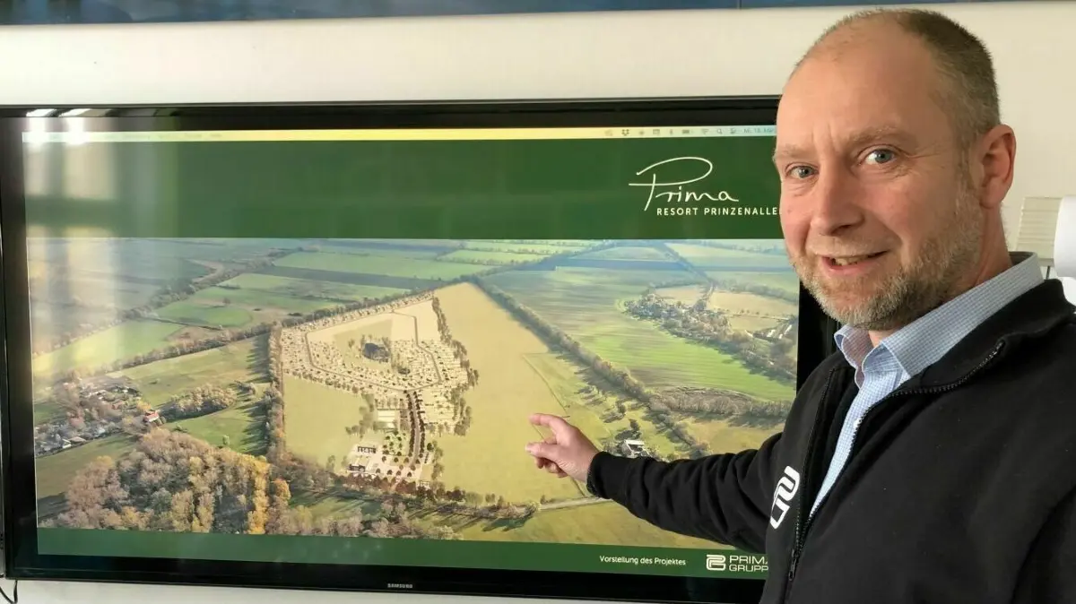 Bei Deutschhof, einem Ortsteil von Fehrbellin in Ostprignitz–Ruppin entsteht ein großes Ferienhaus–Projekt der Prima Gruppe Neuruppin. Rund 300 Tiny Houses und 23 Einfamilienhäuser entstehen im „Prima Resort Prinzenallee“. Hier stellt es Ronny Rohr, Geschäftsführer der Prima Gruppe, vor.
Prima Resort Prinzenallee in Deutschhof
Ronny Rohr Geschäftsführer der Prima Gruppe Neuruppin stellt das Projekt vor