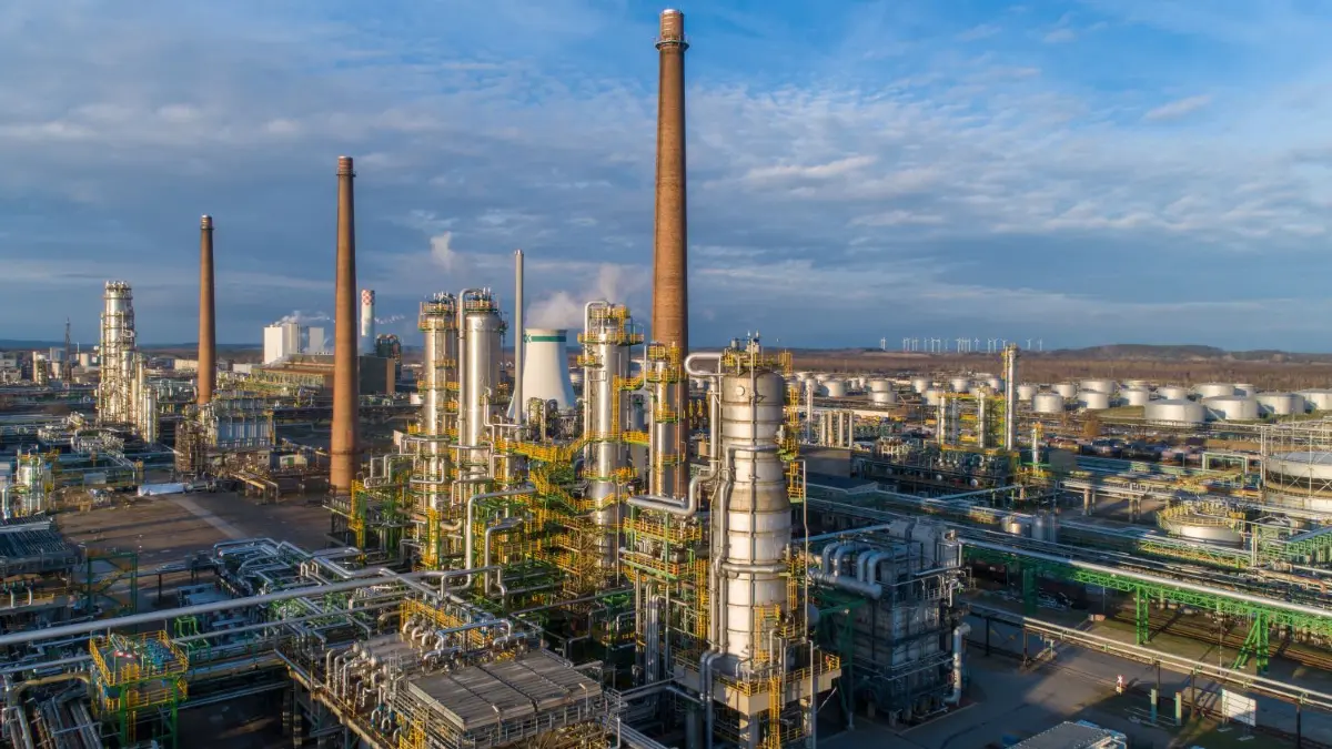 Die PCK–Raffinerie in Schwedt: Der Ölkonzern Rosneft hält einen Großteil der Aktien nun in seiner Hand.
Schwedt, 12.01.2020: PCK Luftbild