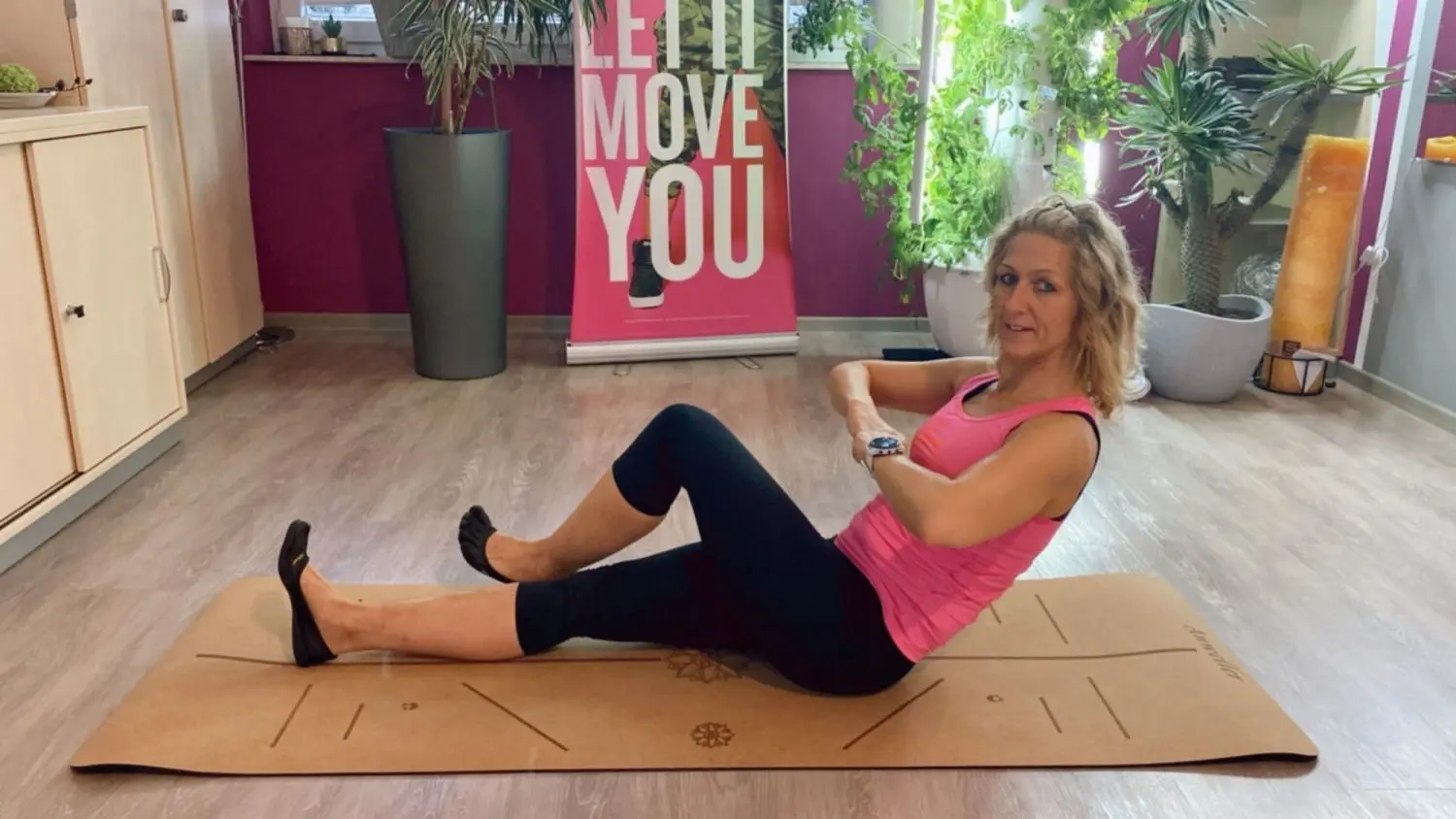 Fitnesstrainierin Daniela Barke demonstriert die Übung "Side Tip"