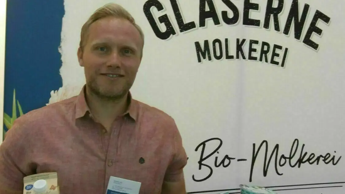 Sebastian Seitz von der Gläsernen Molkerei aus Münchehofe: Hier werden neuerdings auch Weidemilch und Protein Joghurt hergestellt.