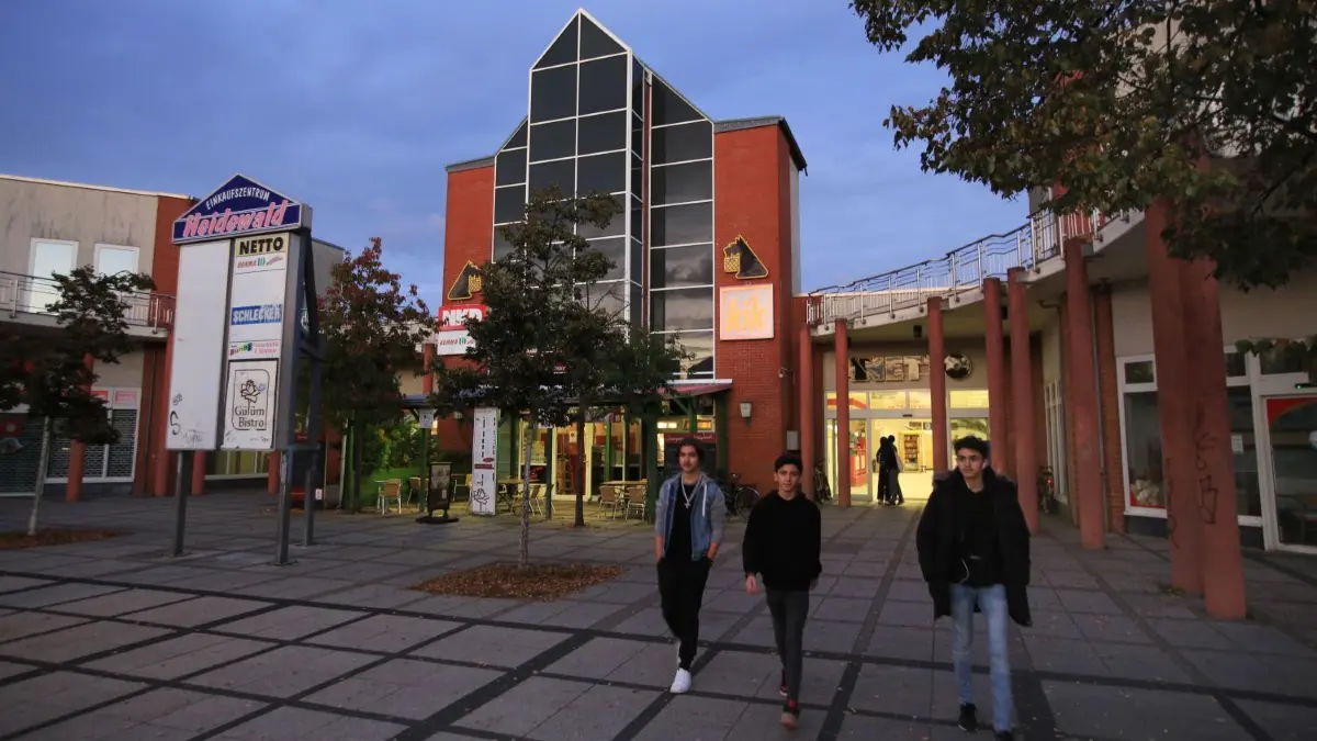 Erschreckend hoher Leerstand: Schon der Blick auf die links stehende Hinweistafel vor dem „Heidewald“ im Brandenburgischen Viertel von Eberswalde zeigt, dass im Einkaufszentrum Ebbe herrscht.
Einkaufszentrum Heidewald in Eberswalde am 06.10.2021