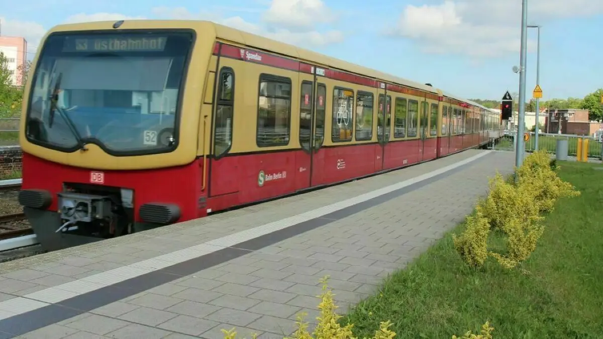 Eine S–Bahn am Bahnhof Erkner: Auf der Linie der S3 fahren weiterhin nur Züge der Baureihe 481/482.
S-Bahn Erkner