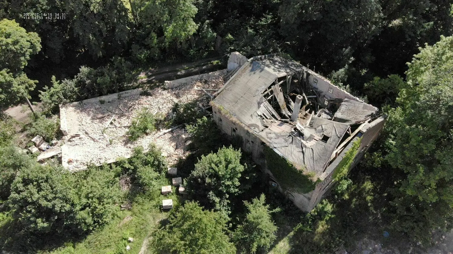 Aus der Vogelperspektive: Die Mühle auf Gut Sonnenburg bei Bad Freienwalde ist vom Einsturz bedroht. Daneben die Reste des abgerissenen Speichers.