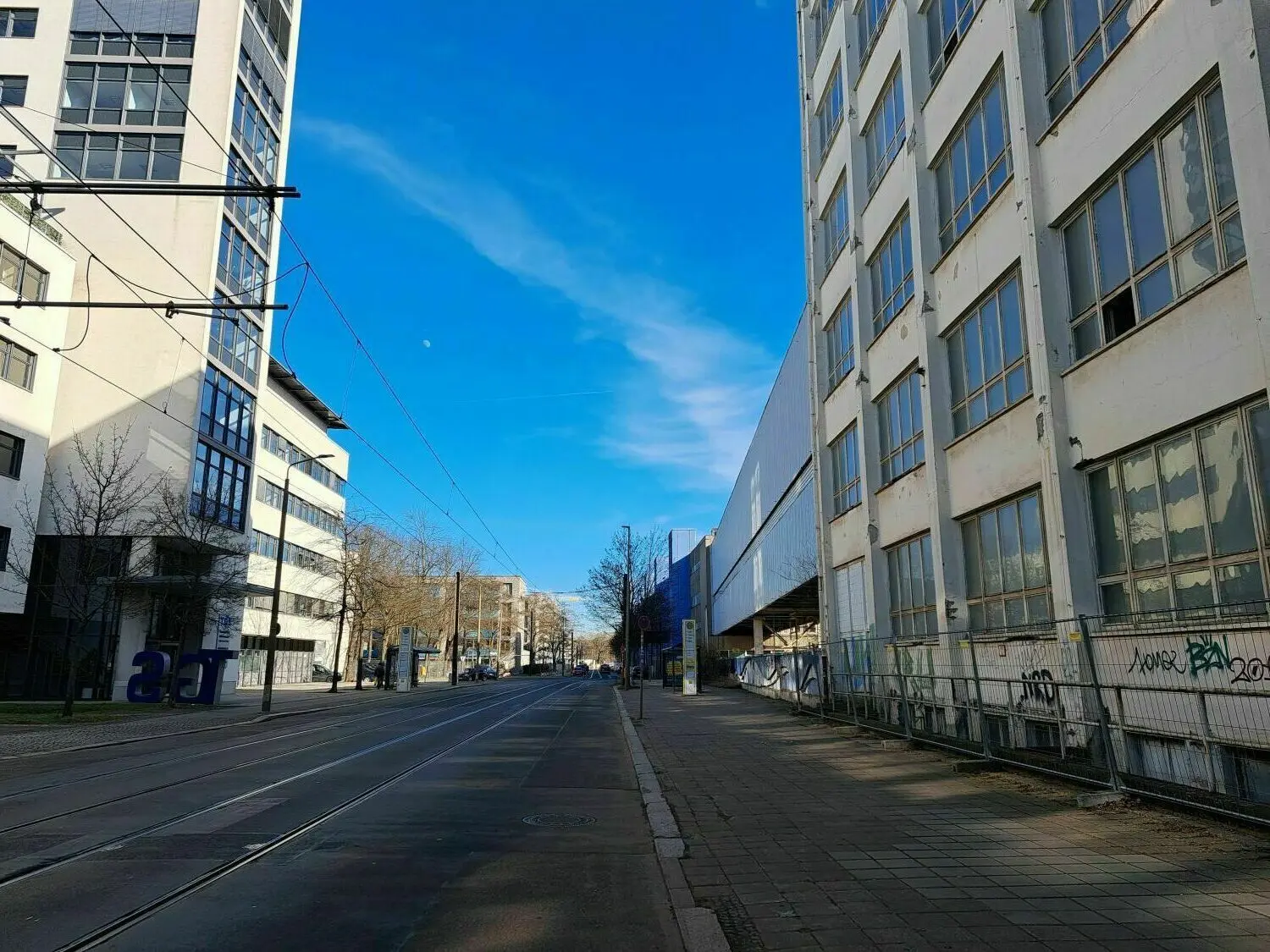Blick in die menschenleere Ostendstraße in Berlin-Oberschöneweide. Sie soll bald Mittelpunkt des innovativen, nachhaltigen und autarken Gewerbequartier namens „BE-U | Behrens-Ufer“ sein.