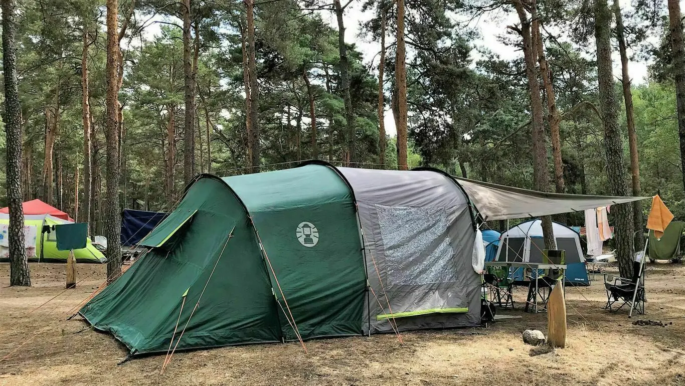 Urlaub unter märkischen Kiefern: Auf dem Campingplatz am Schervenzsee stehen Zelte und Wohnwagen. Gibt es im Sommer 2022 noch freie Stellplätze für Kurzentschlossene?