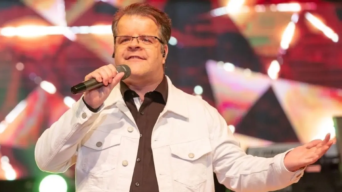Stimmungsvoller Jahresausklang: Der Sänger und Unterhaltungskünstler Ronny Gander moderiert die Silvesterparty im Gasthof Köhler in Treppeln. Was ist sonst noch los in der Region am letzten Wochenende im Jahr 2023? (Archivbild)
Freilichtbühne Eisenhüttenstadt - Konzert - Hütte Schlagernacht 2021 am 27.08.2021 in Eisenhüttenstadt
Ronny Gander