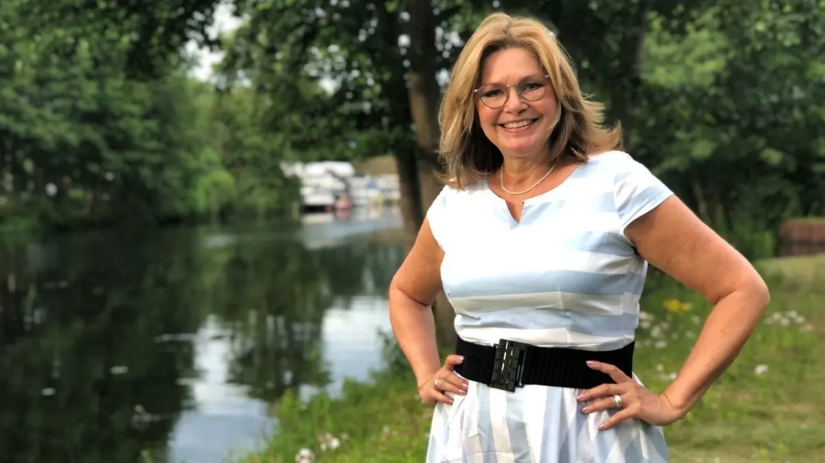 Ex–Buchstaben–Fee Maren Gilzer ist längst in der Politik angekommen. In Hennigsdorf engagiert sich die Hundemutter von Bobby gegen die restriktive Leinenpflicht. Mittlerweile mischt Maren Gilzer–Kuhlmann in der FDP mit.
Maren Gilzer Nieder Neuendorf Buchstabenfee Glücksrad Dschungelcamp