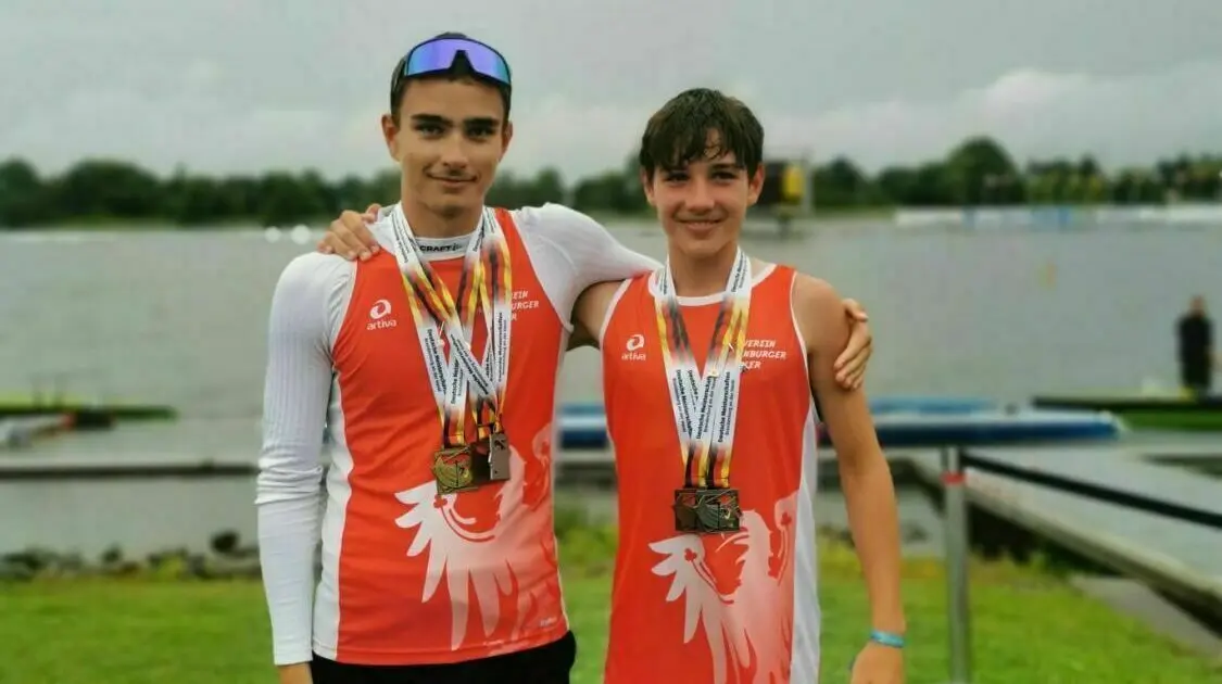 Erfolgreiche Wettkämpfe, erfolgreich geehrt: Timo Gessert (rechts) erkämpfte sich zwei Deutschen Meister-Titel, Deutschen Meisterschaften im Kanurennsport in Brandenburg. Auch die Stadt Eberswalde honorierte die Leistungen.
