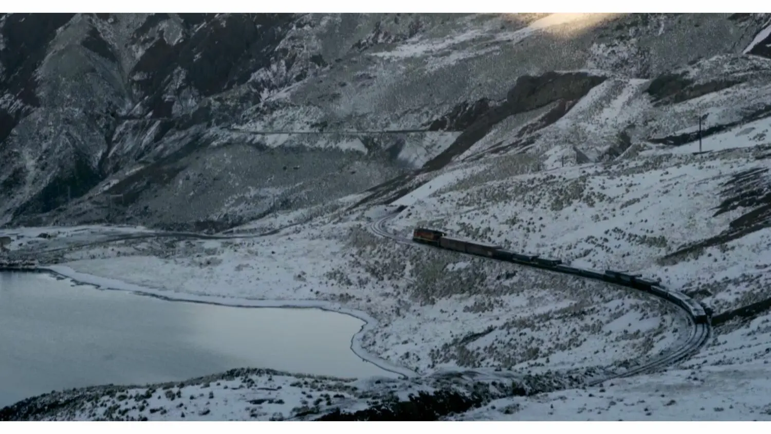 Der Dokumentarfilm "Vida Férrea" zeichnet das Leben hoch oben in den peruanischen Anden nach, wo gesundheits- und umweltschädlicher Eisenerzabbau der wichtigste Wirtschaftsfaktor ist.