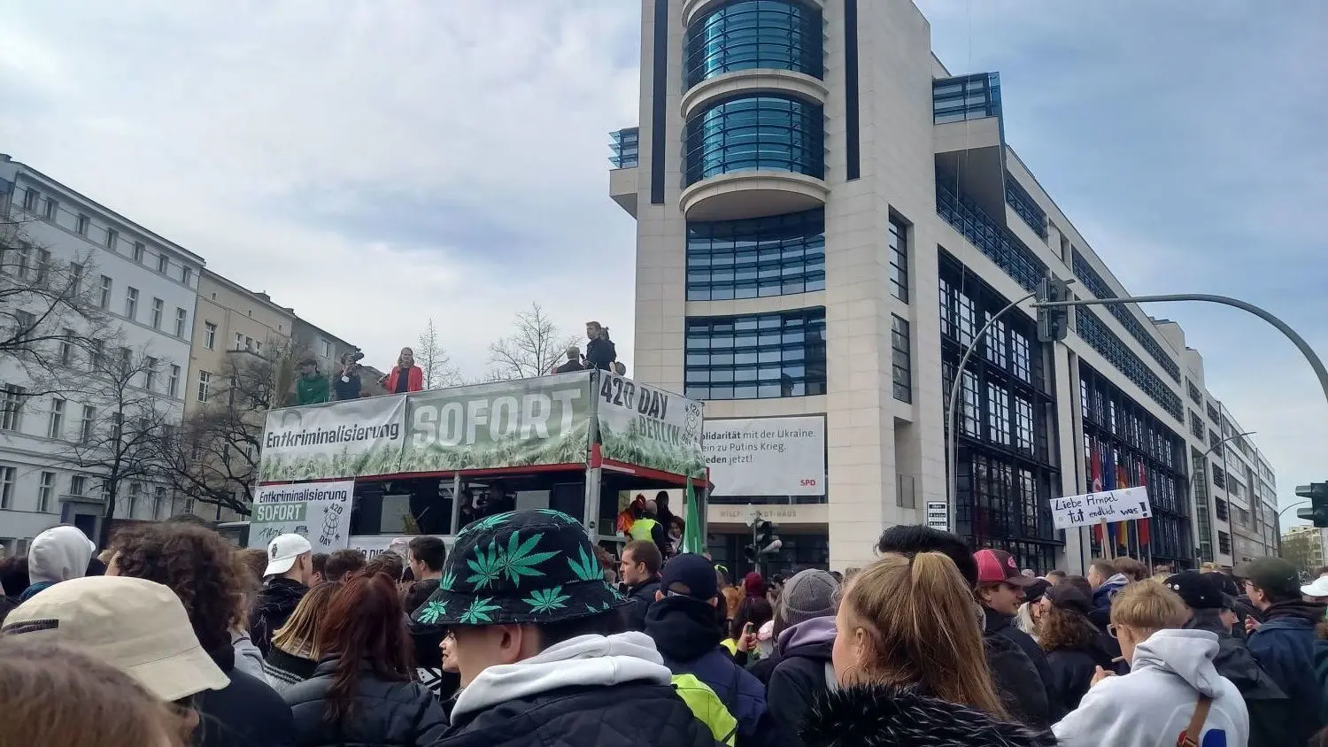 Demonstration für die Legalisierung von Cannabis vor der SPD-Bundesparteizentrale in Berlin-Kreuzberg.