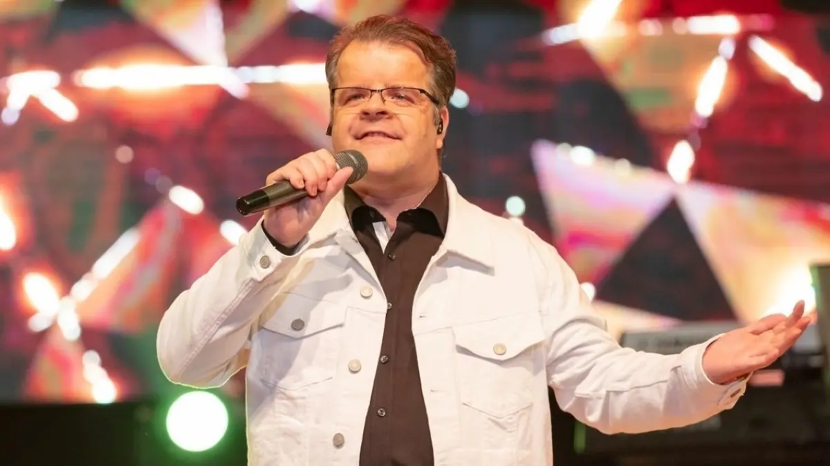 Beliebter Sänger und Entertainer: Ronny Gander ist am Wochenende gleich zweimal zu erleben. Er singt am Sonnabend auf dem Dorffest in Henzendorf und am Sonntag auf dem Jubiläumsfest „30 Jahre Stadtwerke Eisenhüttenstadt“. (Archivbild)
Freilichtbühne Eisenhüttenstadt - Konzert - Hütte Schlagernacht 2021 am 27.08.2021 in Eisenhüttenstadt
Ronny Gander