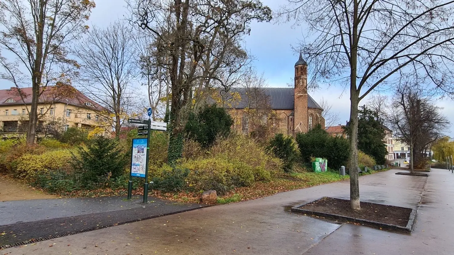 Längst ist die Fläche begrünt und der Blick auf die Johanniskirche frei.