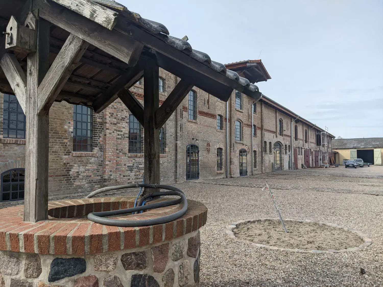 Fast schon "Liebenberg'sche" Ansprüche und Ausmaße: Der Storchenhof in Blumenow ist zumindest bei den Außenanlagen schon weit gediehen. Er überrascht den Besucher mit bäuerlicher und Gutshof-Ästhetik vom Feinsten.