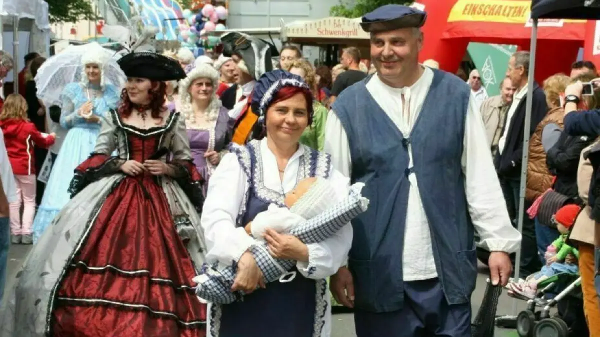 So kennt man das aus der Vor–Corona–Zeit: Fischer Hans und seine Frau auf der Festmeile beim Heimatfest in Erkner. Dieses Jahr wird etwas anders gefeiert.
22. Heimatfest in Erkner