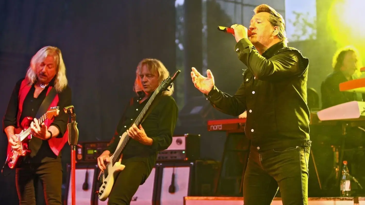 Spielen im Sommer live in Müllrose: „Karat“,hier bei einem Konzert im Jahr 2019 in Eberswalde mit Sänger Claudius Dreilich (r), Bassist Christian Liebig (Mitte) und Gitarrist Bernd Römer (l) (Archivbild)