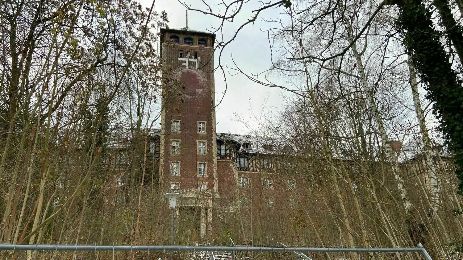 Scheiben sind eingeschlagen, die Wege völlig zugewachsen: Der ehemalige Landtag auf dem Brauhausberg in Potsdam verfällt.