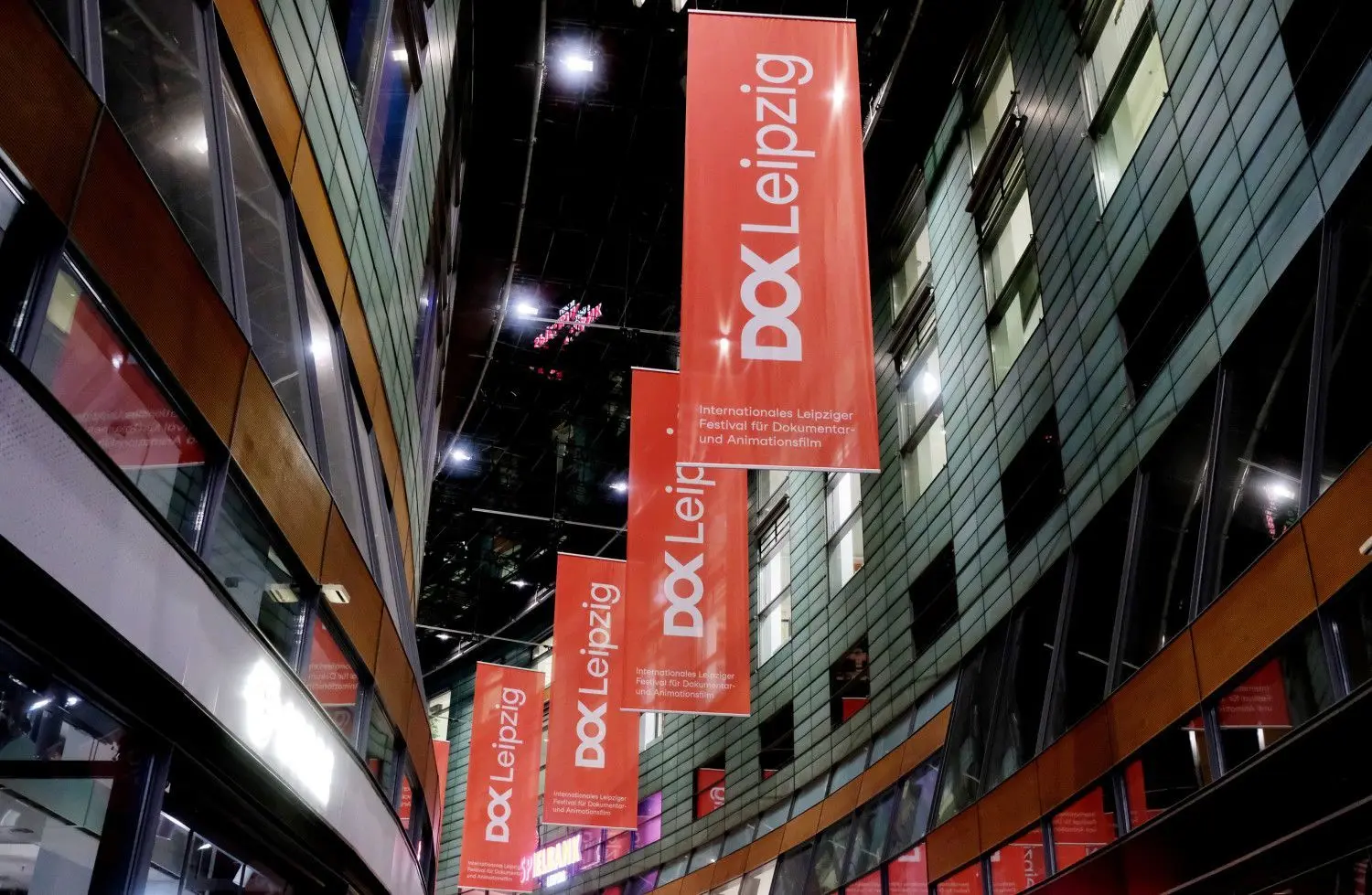 Banner mit dem Logo des Internationalen Leipziger Festival für Dokumentar- und Animationsfilm (DOK) hängen in einem Kino in der sächsischen Metropole. Vom 25. bis 31.10.2021 wurden insgesamt 162 Filme aus 51 Ländern gezeigt.