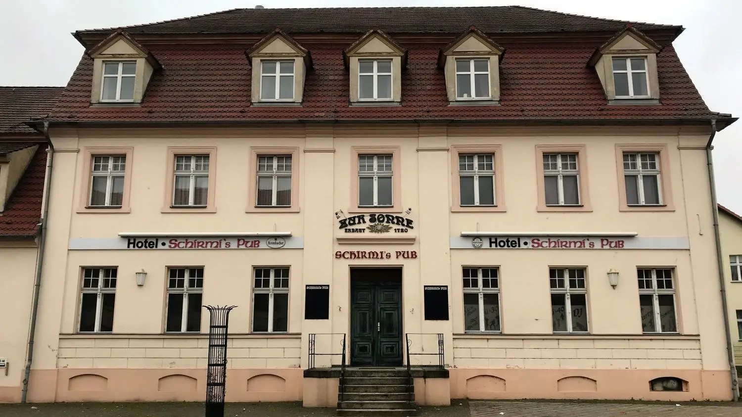 Drogen-Hotel: Im einstigen Hotel „Zur Sonne“ in Müllrose hatten Fahnder 22 Kilogramm Marihuana sichergestellt. Das Hotel gehörte zum Zeitpunkt der Razzia dem beschuldigten Gastronomen Rame H.