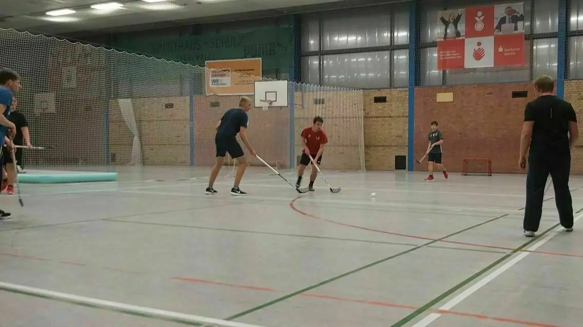 Floorball bei Motor Eberswalde: Die Eberswalder Floorballer beim Training. Die bislang eher unbekannte Sportart wurde bei der Sportlehrung in Eberswalde prominent in Szene gesetzt.