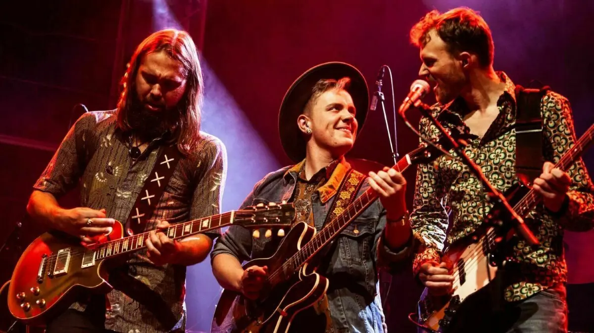 Spielen Southern Jam, Blues–Rock und Country–Rock: Die „Leif de Leeuw Band“ aus den Niederlanden tritt ebenfalls in Seelow auf.
Spielen Southern Jam, Blues-Rock und Country-Rock: Die Leif de Leeuw Band aus den Niederlanden tritt ebenfalls in Seelow auf.