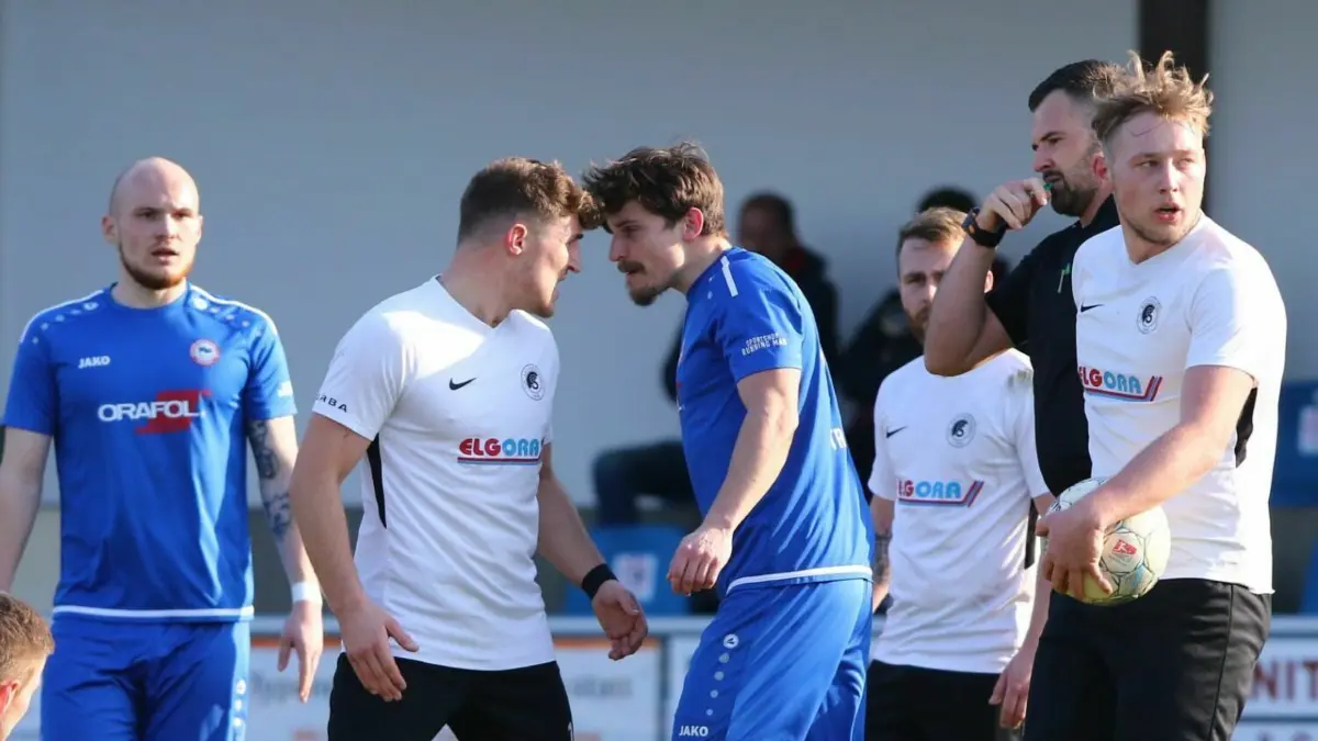 Profi–Erfahrung für das Stadtderby: In den Duellen zwischen dem TuS Sachsenhausen (links Dominic Schöps) und dem Oranienburger FC Eintracht (Alexander Schütze) geht es meist intensiv zur Sache. Ein Neuzugang des TuS, Marcel Stutter, könnte nun mit seiner Erfahrung für solche Aufgaben äußerst wichtig werden.
Brandenburgliga TUS - OFC