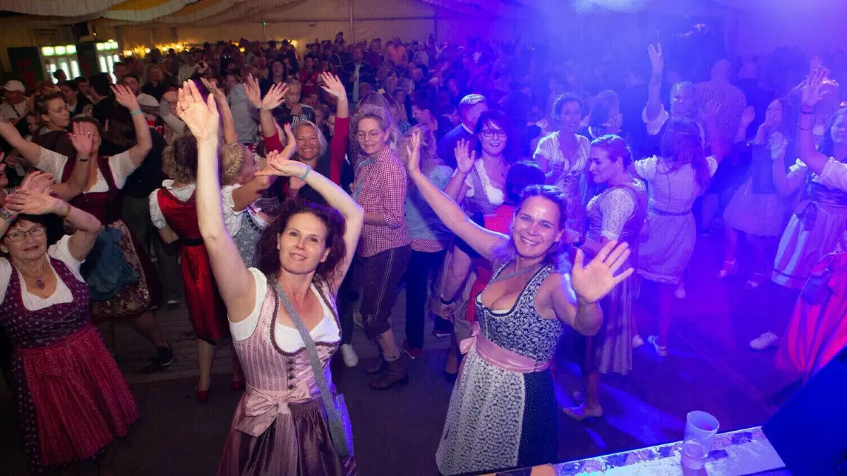 Die Stimmung im großen Festzelt erreichte einen Höhepunkt, als DJane Elke Peper alle in Dirndl gekleidete Damen vor die Bühne holte.
Oktoberfest Neuenhagen
Großartige Stimmung schon am Freitagabend zum Auftakt im Festzelt