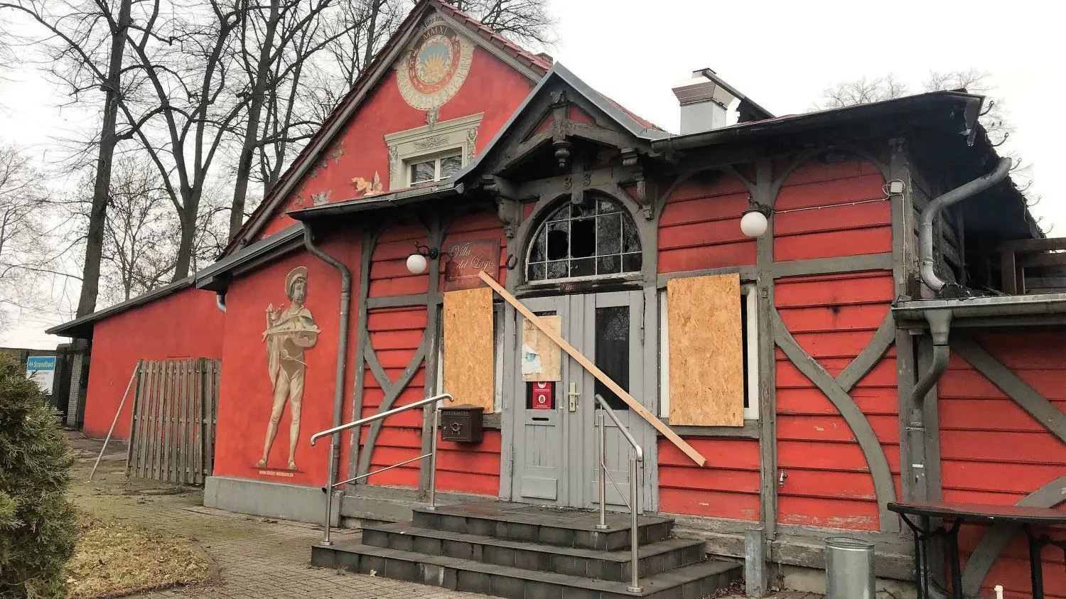 Geschlossen: Auch das Restaurant „Villa del Lago“ in Müllrose ist während der Drogenrazzia durchsucht worden. Drei Monate nach der Verhaftung des Pächters Rame H. hat es hier mehrfach gebrannt, vermutet wurde Brandstiftung.