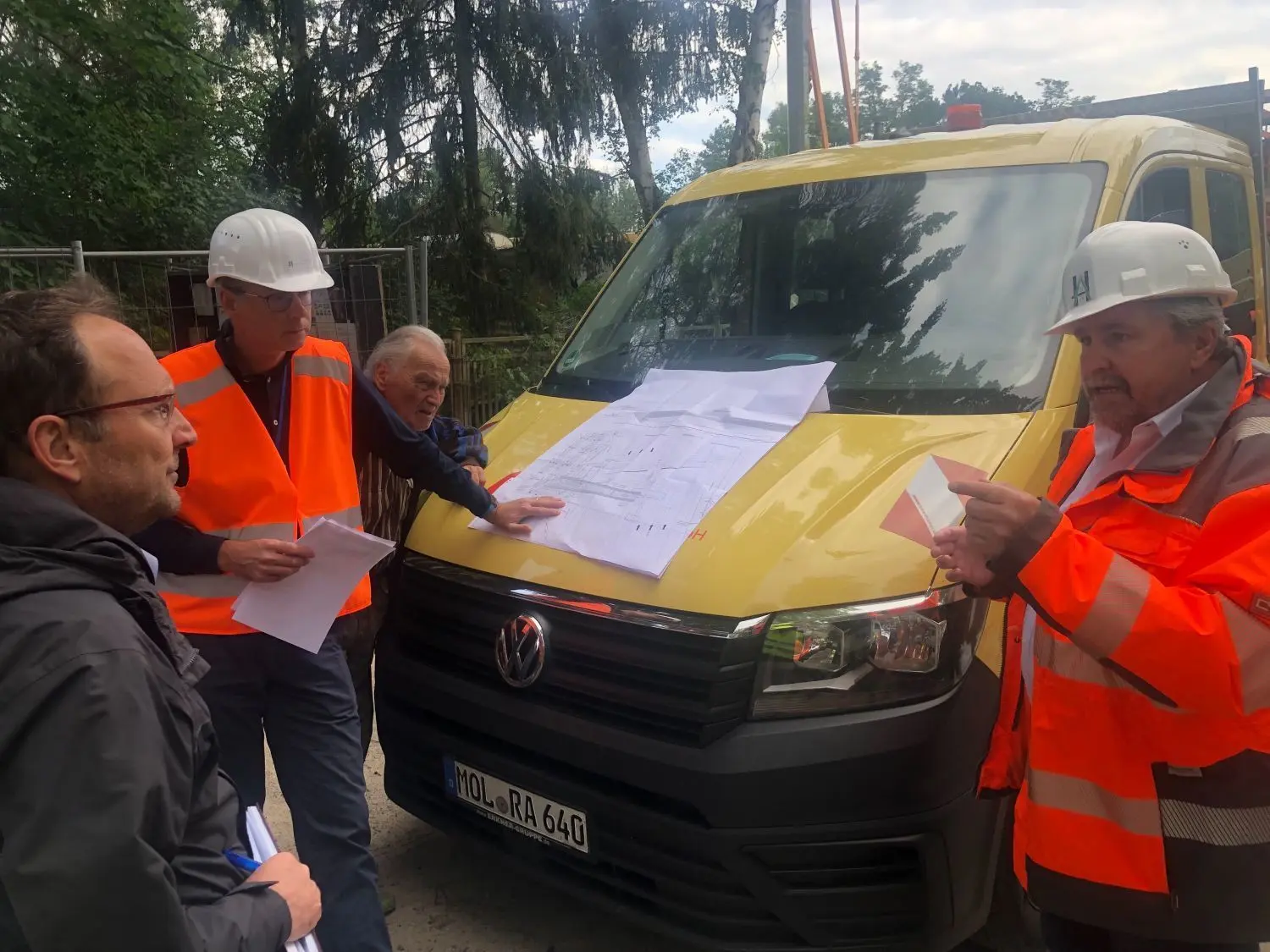Die A10-Brücke am Wensickendorfer Weg in Birkenwerder ist fast fertig, kann aber erst im nächsten Herbst genutzt werden.Andreas Jancar (l.), technischer Leiter der Arge, und Dr. Thomas Stütze, technischer Leiter der Projektgesellschaft Havellandautobahn (r.), erläutern vor Ort die Baupläne für die Rampe und die Brücke.