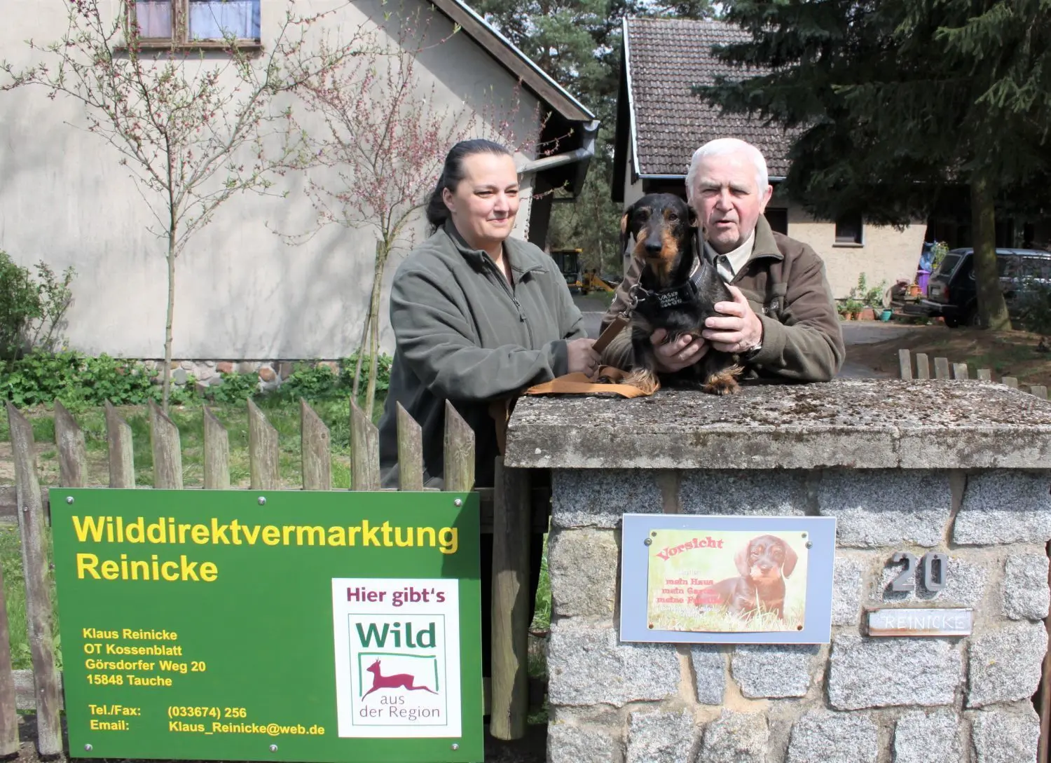 Delikatessen direkt vom Jäger – beispielsweise bei Klaus Reinicke in Kossenblatt, einem Ortsteil der Gemeinde Tauche, im Direktvertrieb. Auch Wildschweinfleisch kann trotz Afrikanischer Schweinepest verkauft und gegessen werden. Unterstützt wird der Jäger von seinem Sohn Lars und dessen Frau Michaela (l.).