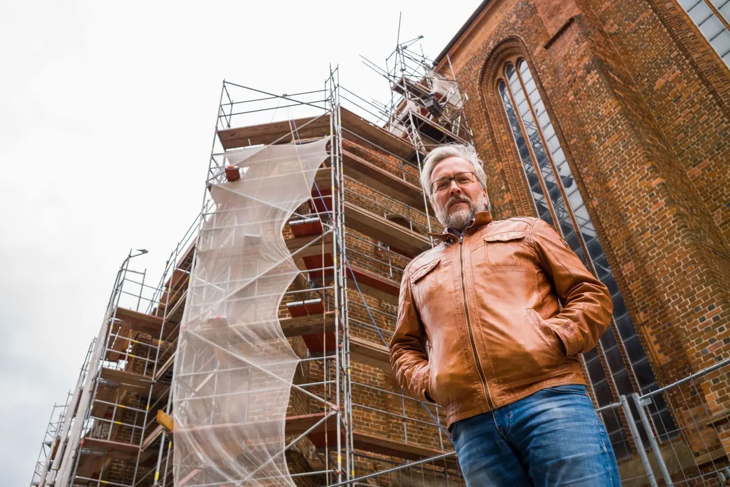 Endspurt bei der Sanierung: An der Marienkirche Beeskow ist die Instandsetzung der Hülle fast abgeschlossen. Frank Städler, Pfarrer der Evangelischen Gesamtkirchengemeinde beim Baustellenbesuch.