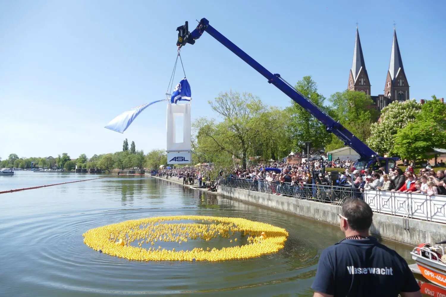 Beim Entenrennen wurden die Gummitiere gleichzeitig mit dem Kran ins Wasser gelassen.