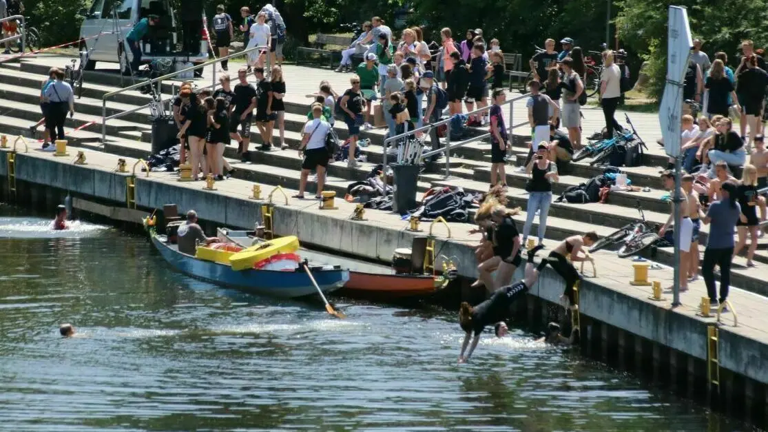 Sprung in die Havel: Nach dem Drachenbootrennen war Abkühlung gefragt. Sonnabend und Sonntag wird es richtig heiß. Wegen der Waldbrandgefahr wird das Feuerwerk durch eine Lasershow ersetzt.